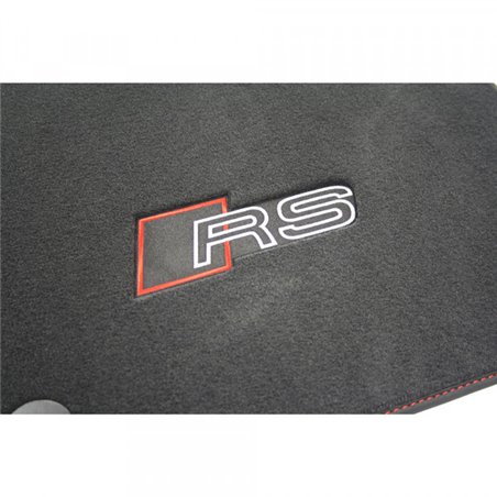 Tapis de sol en textile premium velours noir/rouge pour Audi TTRS (8S) à l'avant.